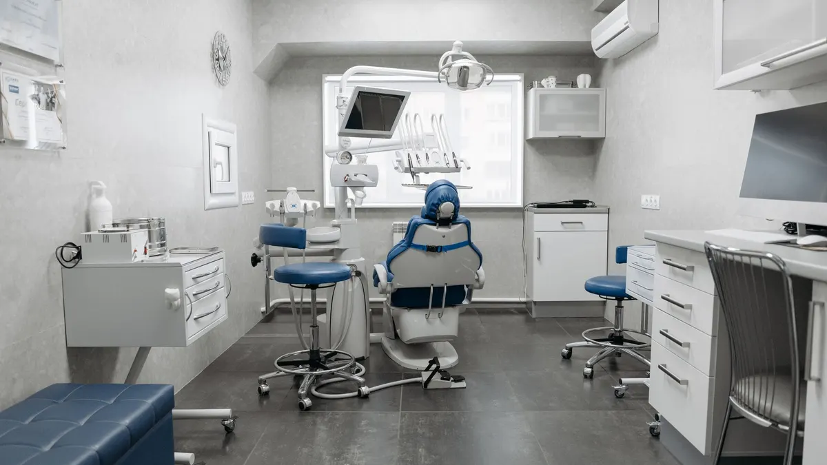 Zmiana dentysty w trakcie leczenia – kiedy jest możliwa i co trzeba ustalić