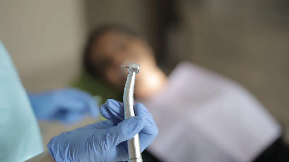 Sedacja dożylna w stomatologii – jakie zabiegi można zaplanować podczas jednej wizyty