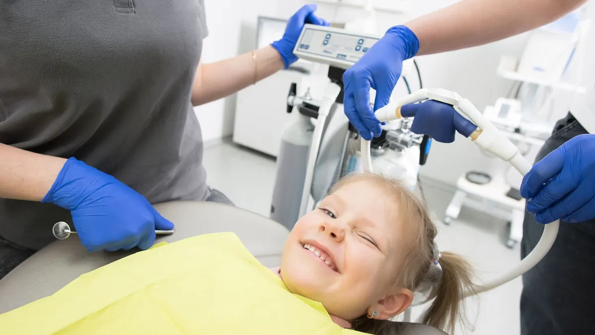 Pierwsza wizyta u dentysty z niemowlakiem – jak przygotować dokumenty i informacje medyczne