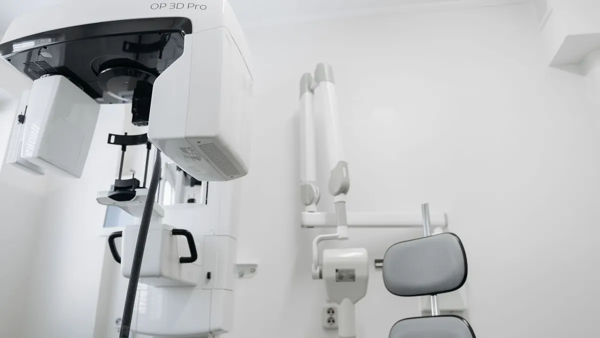 Lęk przed dentystą u dorosłego – od rozmowy do bezpiecznego rozpoczęcia leczenia