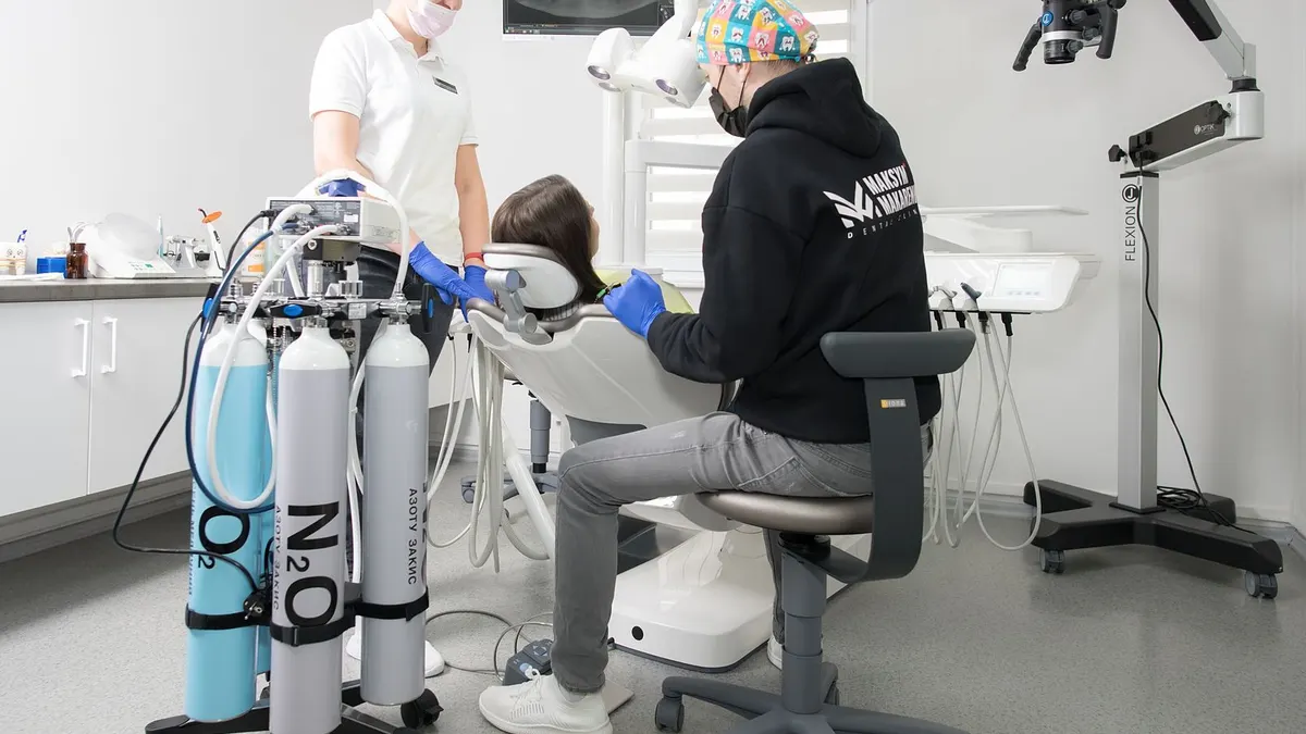 Leczenie stomatologiczne osób niepełnosprawnych ruchowo – dostępność i bezpieczne przesiadanie