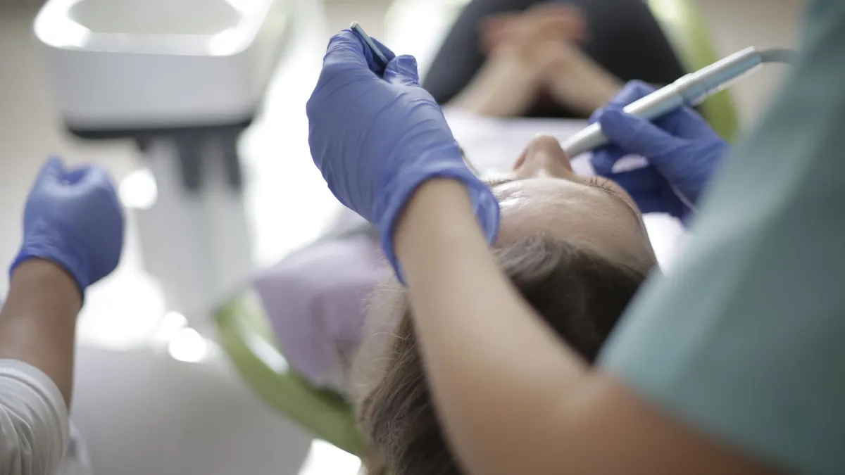 Znieczulenie u dentysty podczas karmienia piersią – czy trzeba robić przerwę w karmieniu?