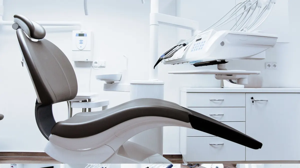 Dentysta przed radioterapią głowy i szyi – zakres kwalifikacji i kolejność wizyt